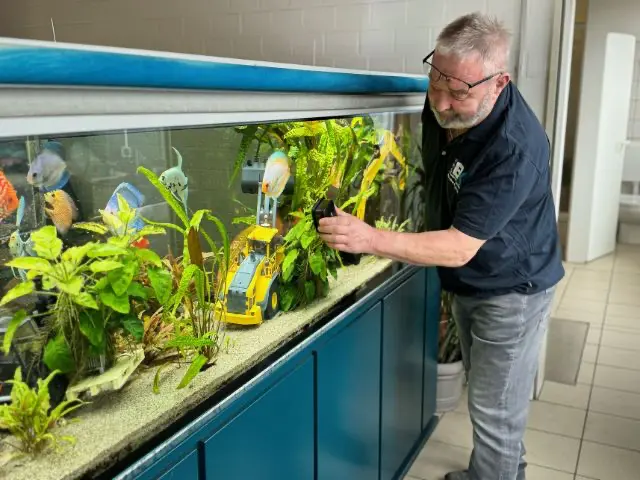 Bernhard Kusch bei der Reinigung des Firmenaquariums in Mönchengladbach