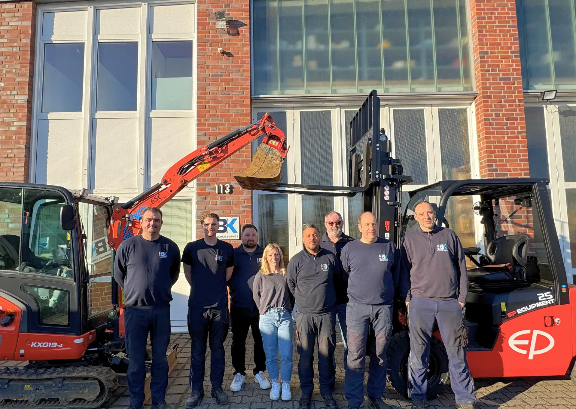 Das Team von BKtechnischerservice aus Mönchengladbach. Das Bild zeigt das Team zwischen Baumaschinen die Sie in Mönchengladbach mieten und Staüler, die Sie kaufen können. 